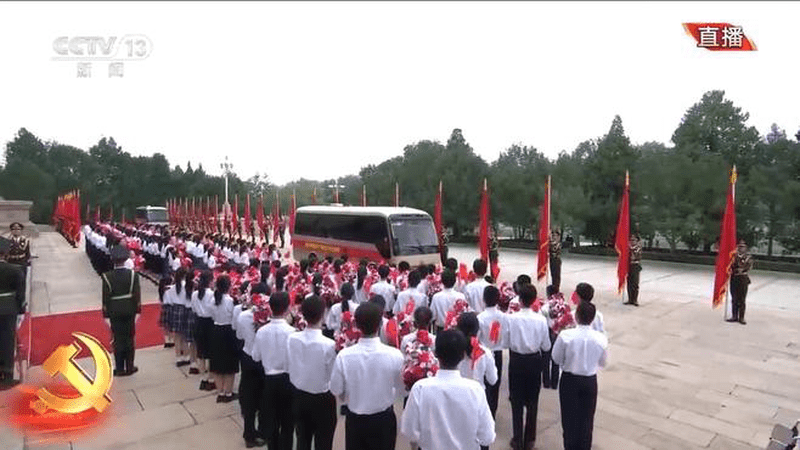 “七一勋章”获得者抵达人民大会堂：礼兵分列道路两侧 青少年欢呼致敬