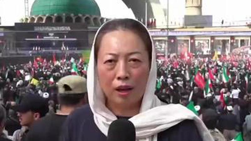 直击哈梅内伊葬礼现场 有伊朗民众驱车15小时 凌晨4点到现场等待