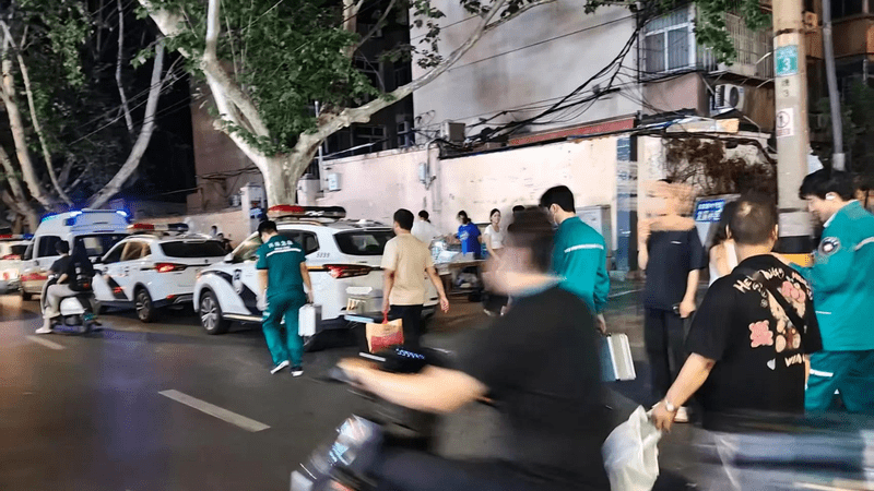 炸串店女员工外出如厕时失踪，被人发现在斜对面大厦走廊跪俯位死亡