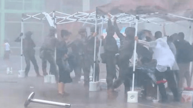 香港市民参观052D南宁舰期间突降暴雨，解放军拉住雨棚保护群众，细微处见真情。