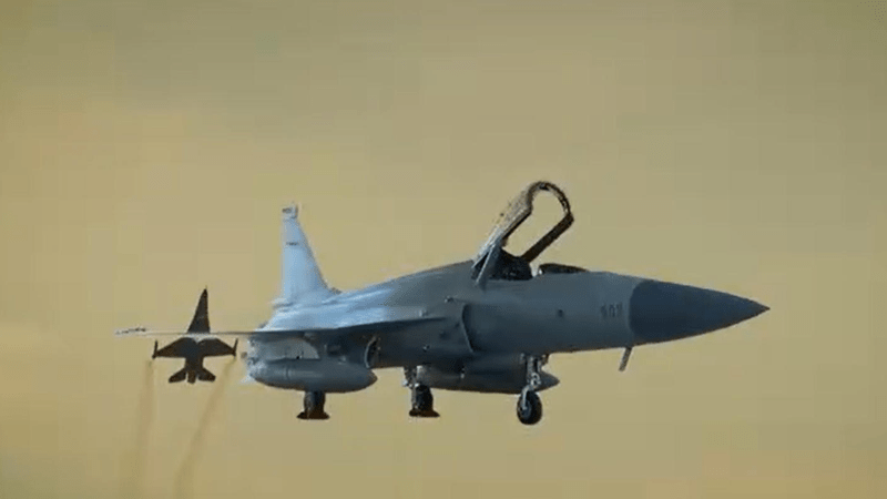 阿塞拜疆媒体首次探访“枭龙”机队，购买不久的JF-17 Block 3战斗机，C型综合性能在四代机中至少中等，用来替换米格-29战斗机。