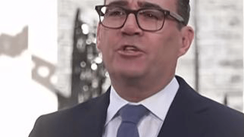 英国新首相伯纳姆上任后的首场讲话，不是在传统讲台后进行的