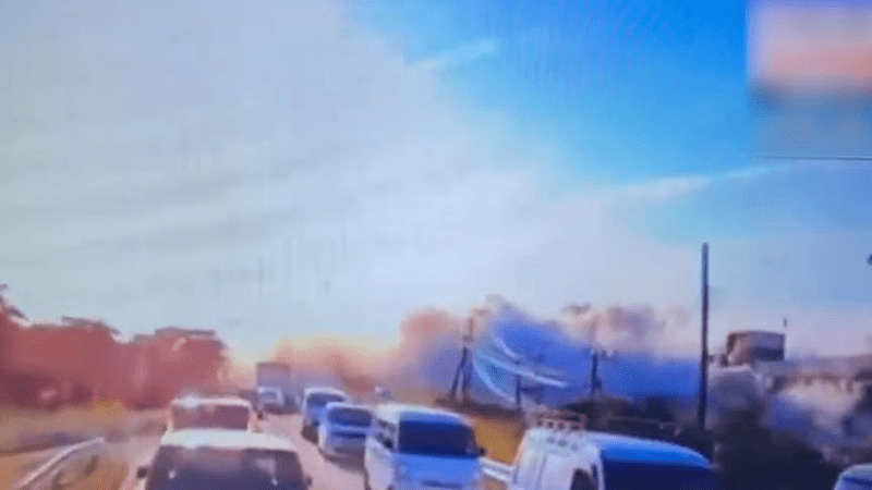 日本购物中心震后爆炸瞬间画面曝光：白烟喷涌碎片飞溅 卡车被击穿