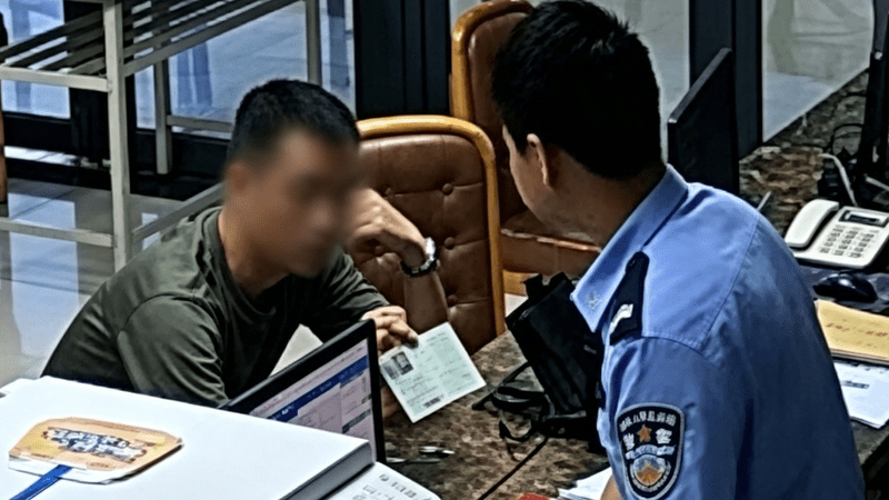 男子甩“军官证”大闹派出所，放狠话找前妻，军转民警瞥了一眼：刑拘！