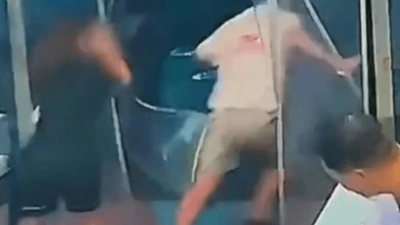 一对男女进店挑手机拿了就跑，后钻入接应车辆逃离，警方通报：男子被抓获后，两女子到公安机关投案自首，已追缴回2部被抢手机