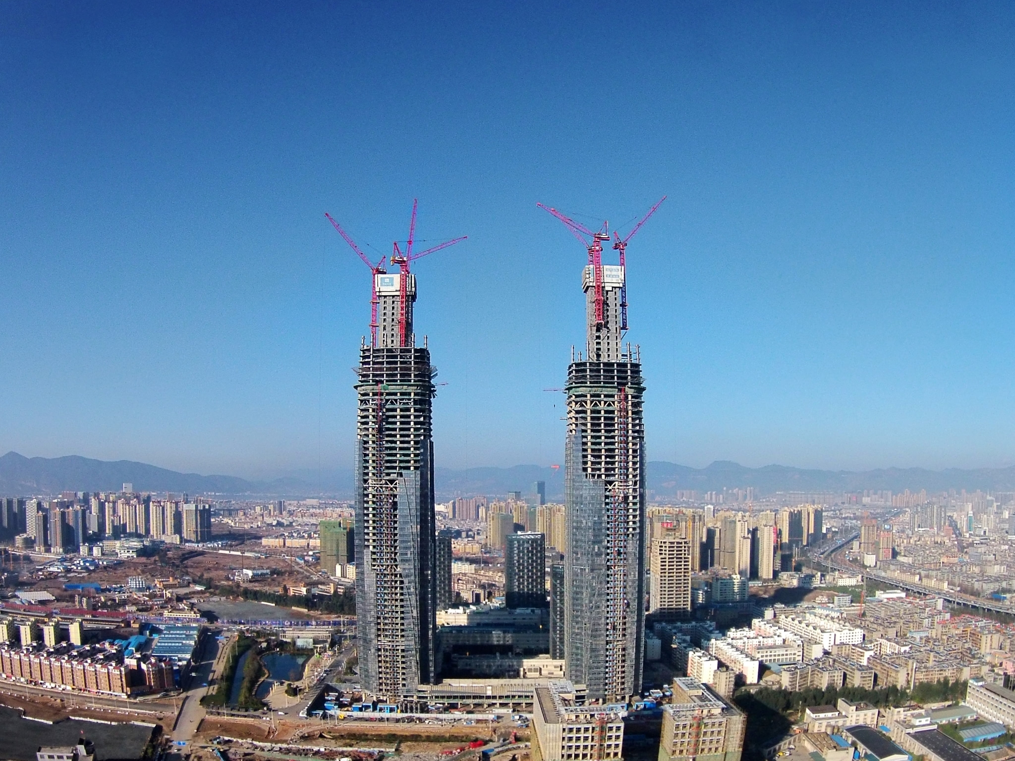 全国首例307米双子塔核心筒封顶 云南第一高楼初长成