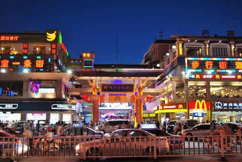 三亚步行街占据市中心商圈的中心位置,和邻近的三亚汽车总站,旺豪超市