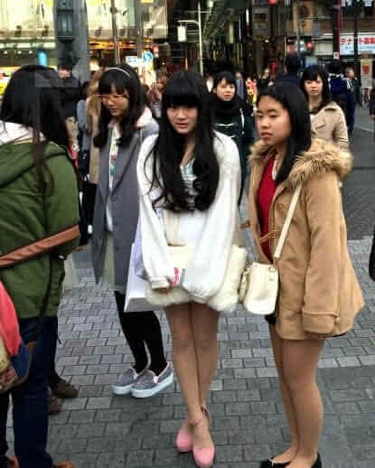 日本女孩寒冬中穿超短裙
