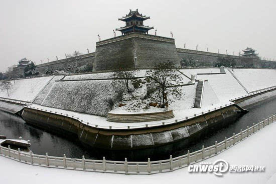 西安城墙雪景(西部网网友:寒人)