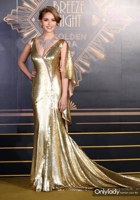 昆凌身着一件金色露背长裙出席微风之夜"golden era 黄金年代"红毯.