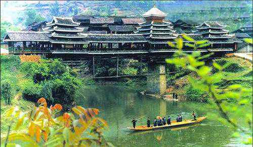 地坪风雨桥俗称花桥,该桥横跨南江河之上,是一种多功能的侗族建筑