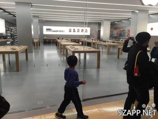 昨天晚上,天津大悦城 apple store 的灰色挡板已被拆除,露出透明玻璃