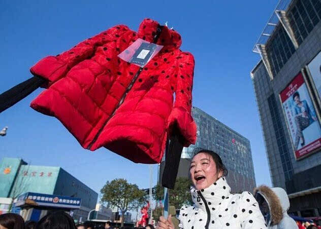 杭州服装市场年终甩货 人山人海场面壮观