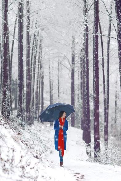 美女雪中漫步 她的心事谁来懂