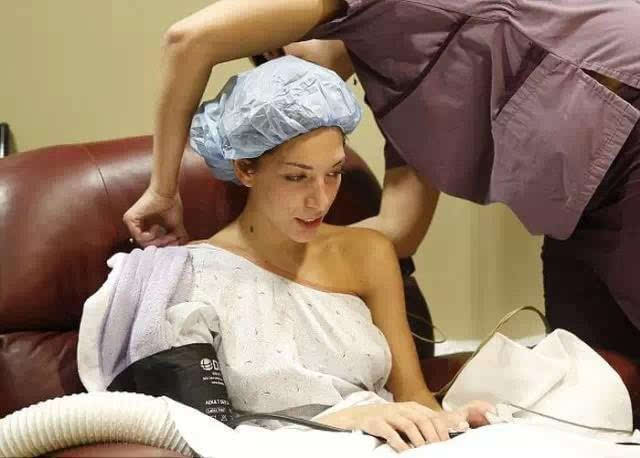 经过会诊,医生决定在她的胸部植入着两个东东!这是妹纸丰胸手术前!