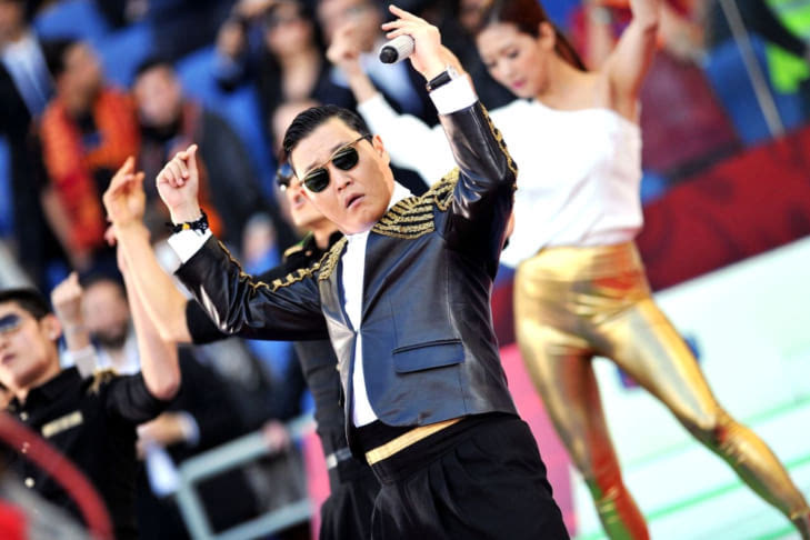 【娱乐】韩国洗脑广场舞曲都是谁唱的?