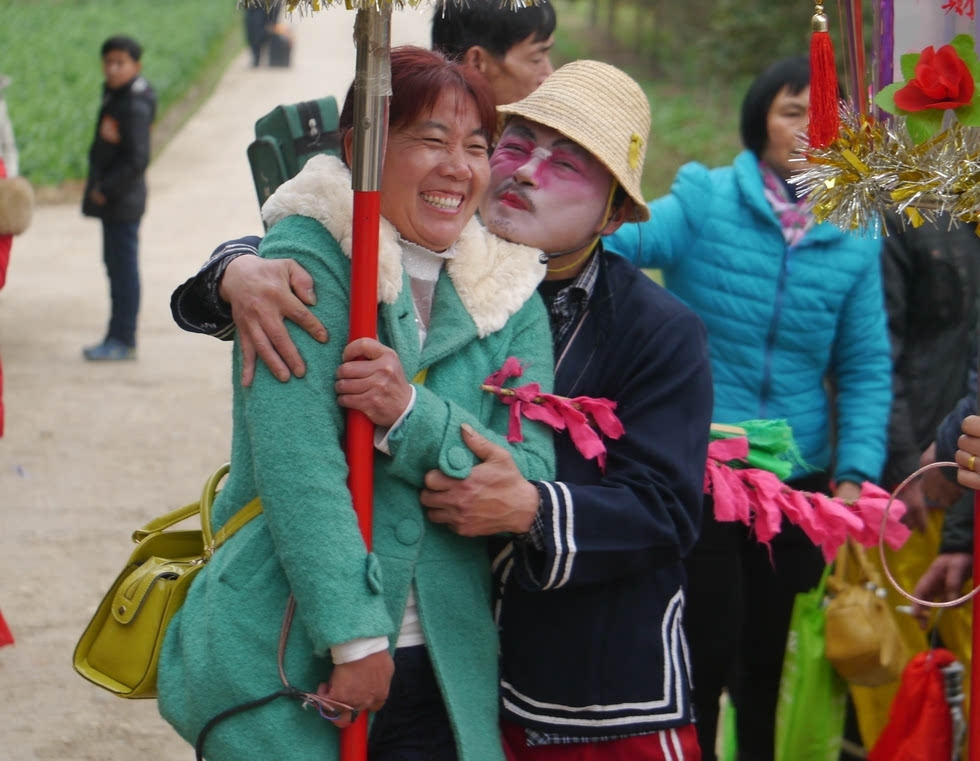 春节回浏阳老家过年,大年初三去表哥家的路上,路遇29人大型花灯队.