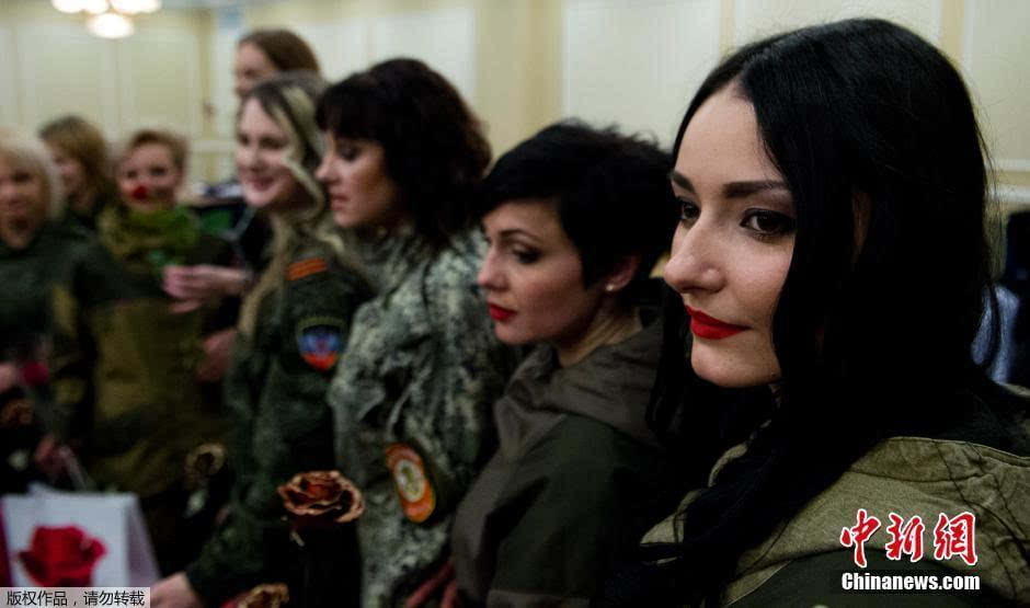 乌东部武装"顿涅茨克人民共和国"女兵在兵营举行时装秀