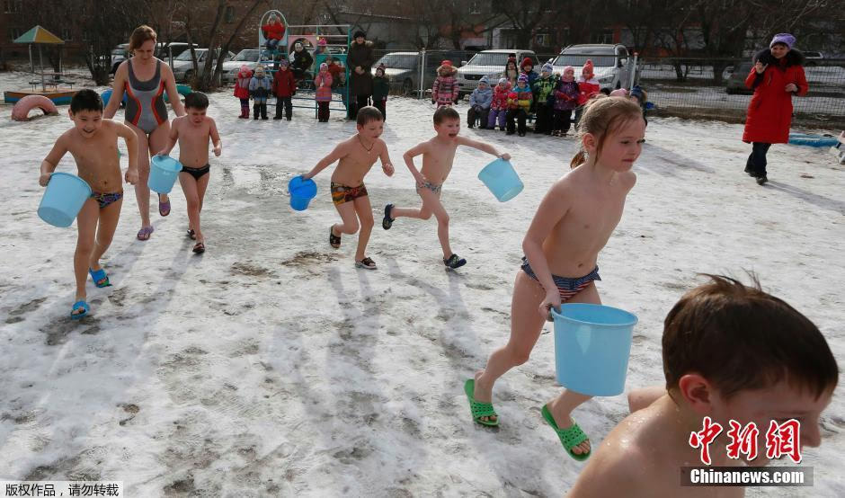 战斗民族:俄罗斯儿童冰天雪地半裸自泼冰水