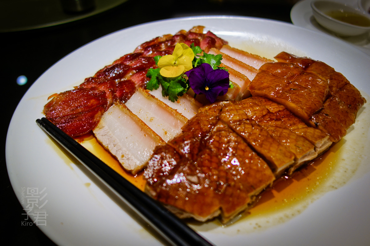 烧腊拼盘由鸭肉白肉和腊肉组成,并为这些各种肉肉肉搭配了三种酱和