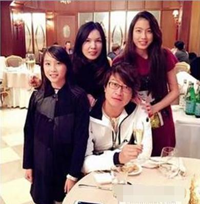 47岁游鸿明与女儿甜蜜合照曝光酷似情侣-搜狐