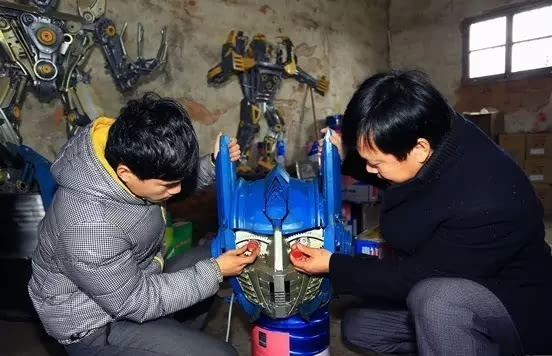 湖南衡阳农民父子用废旧汽车做变形金刚,年收