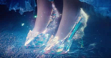 《灰姑娘》的水晶鞋还真是水晶做的，剧组这么土豪你们知道吗?-搜狐