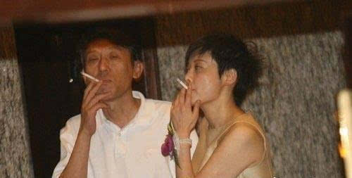 张柏芝15岁抽烟刘亦菲吸烟稚嫩 盘点女星吸烟