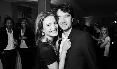 现实版灰<em>姑娘养成计</em>:纳塔利离开贵族前夫拖着