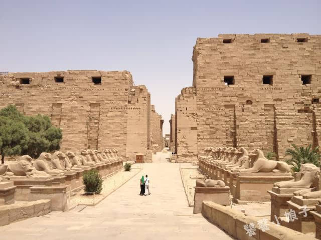 矗立在埃及神庙里的巨大生殖器建筑