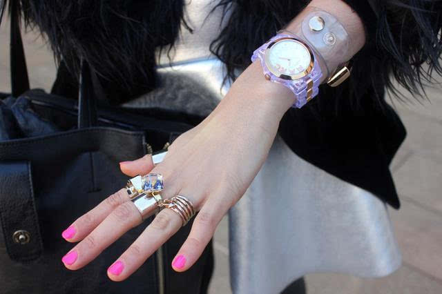 midi指环的戴法是潮人都爱的,这种把戒指戴在手指中间甚至指尖的首饰