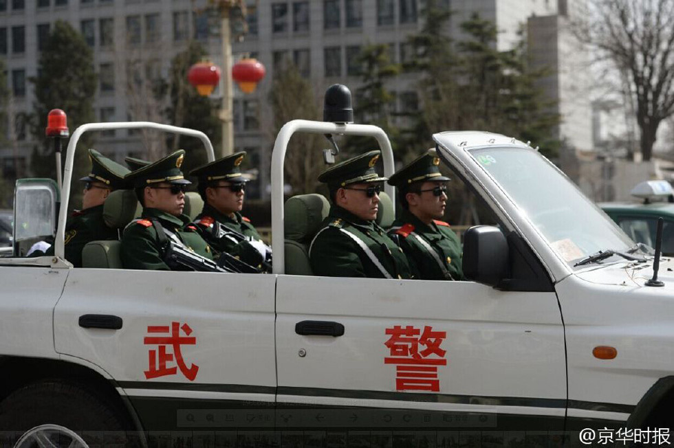 北京街头巡逻的武警巡逻车