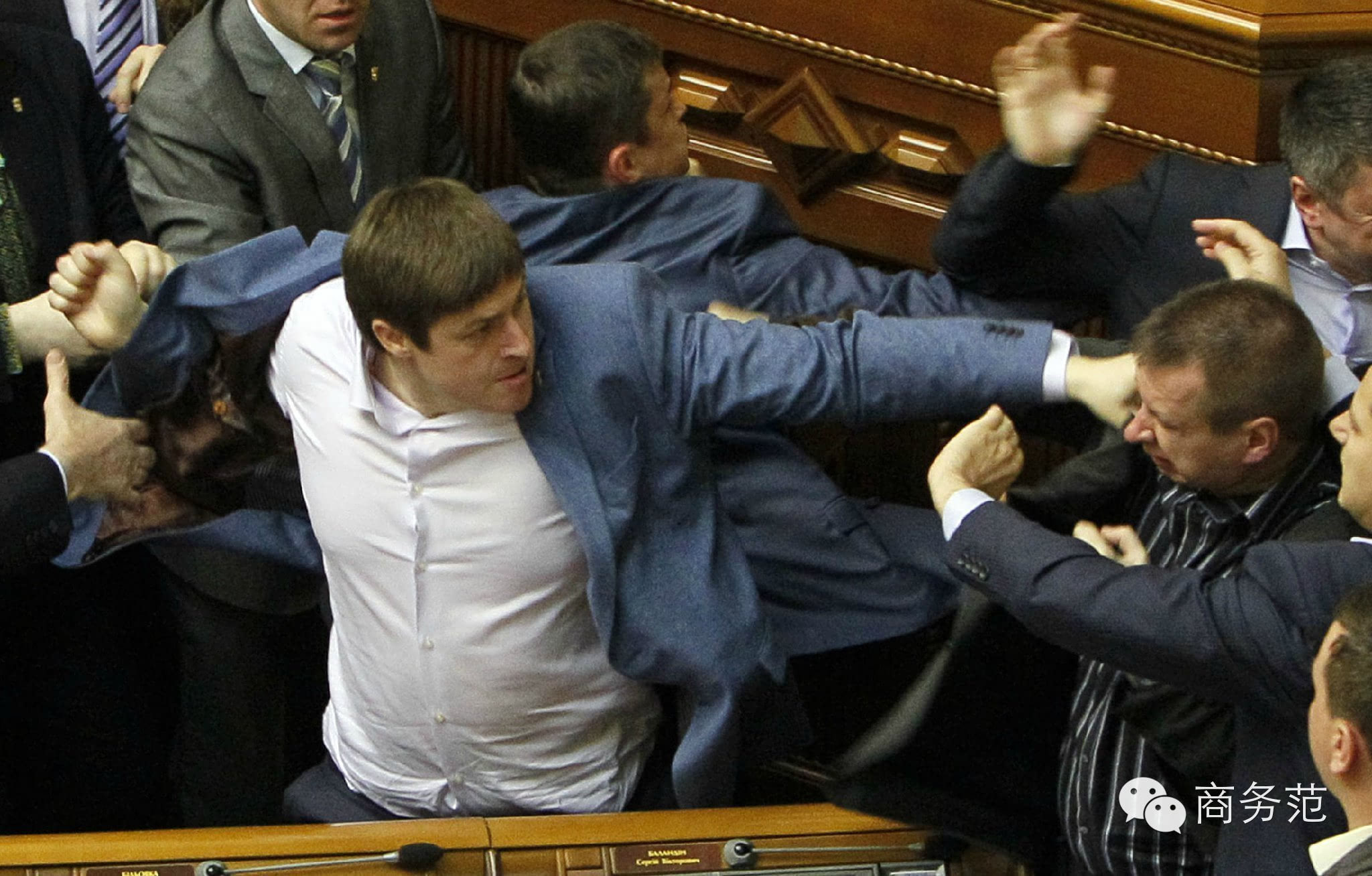 扶好下巴来看乌克兰议会打架神构图