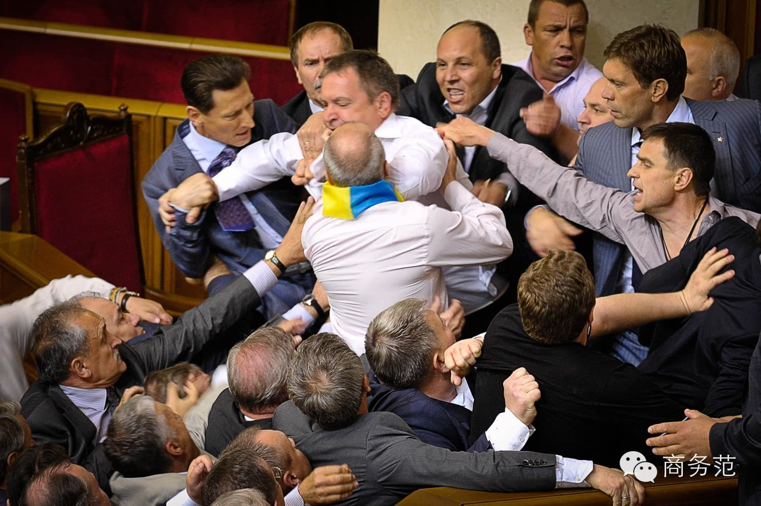 扶好下巴来看乌克兰议会打架神构图