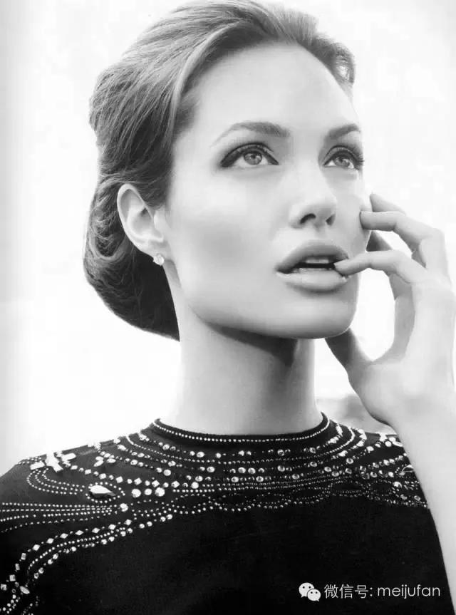 安吉丽娜朱莉携子出现在美国儿童选择奖典礼上