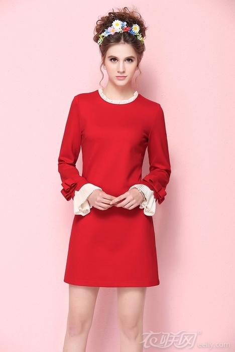 红衣服配什么款式的裙子更优雅