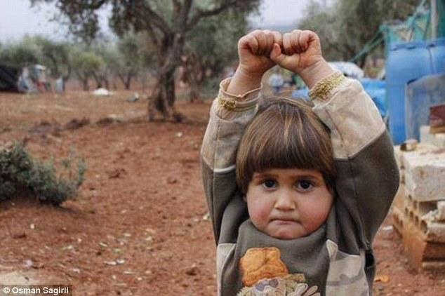 叙利亚女孩把相机当成枪 举手投降