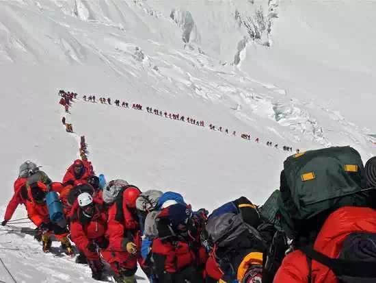 2013年5月,成群的登山者在珠穆朗玛峰