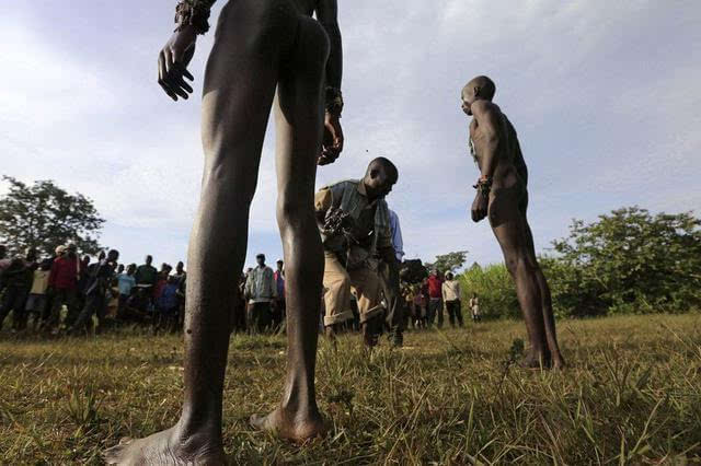 震惊!揭秘肯尼亚部落少年行割礼