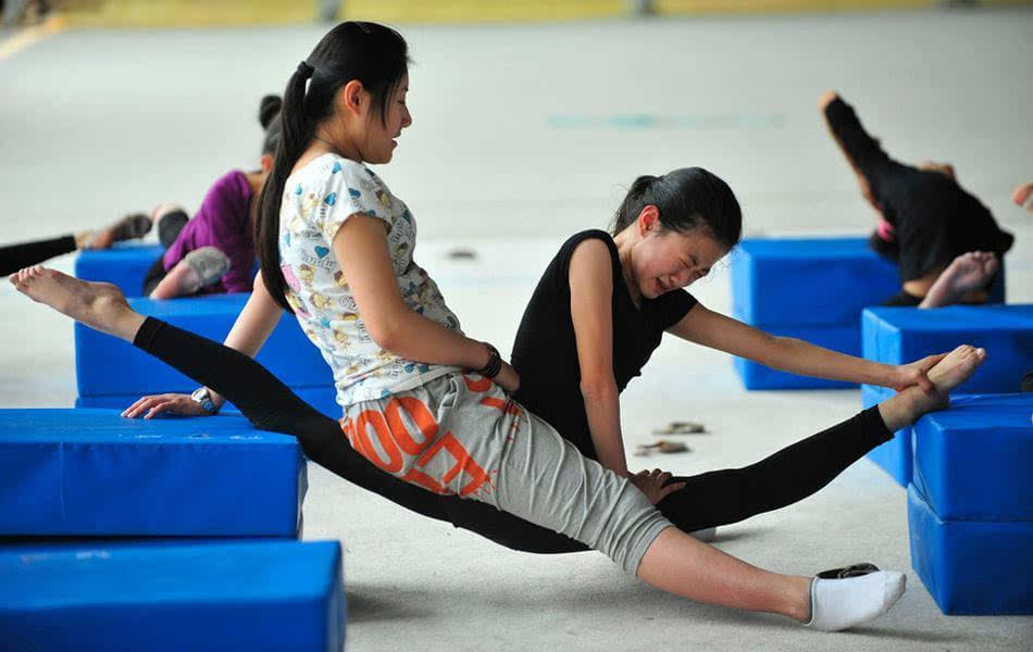 沈阳体校体操课上,一名女孩在压腿.