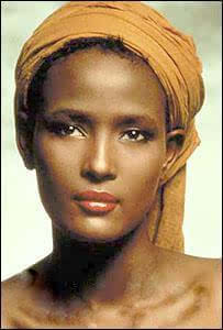 黑人女模特 十二岁时为了5头骆驼,被父亲嫁给