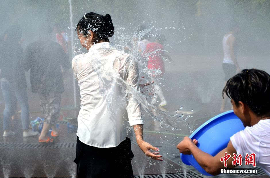 老挝留学生四川欢庆泼水节 激情泼水浑身湿透