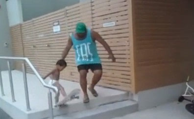 2岁男童穿纸尿裤滑板爆红