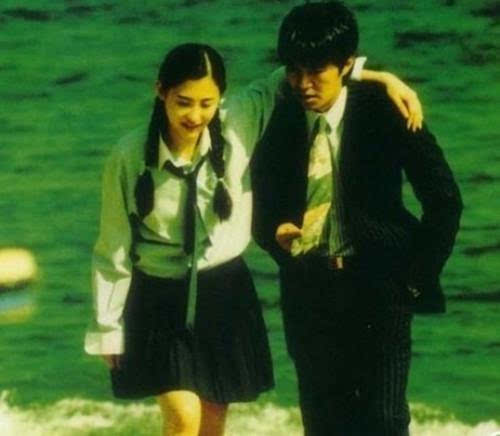 徐若瑄在《云水谣》中也曾以校服亮相,同样清纯的模样,完全逆袭现代的