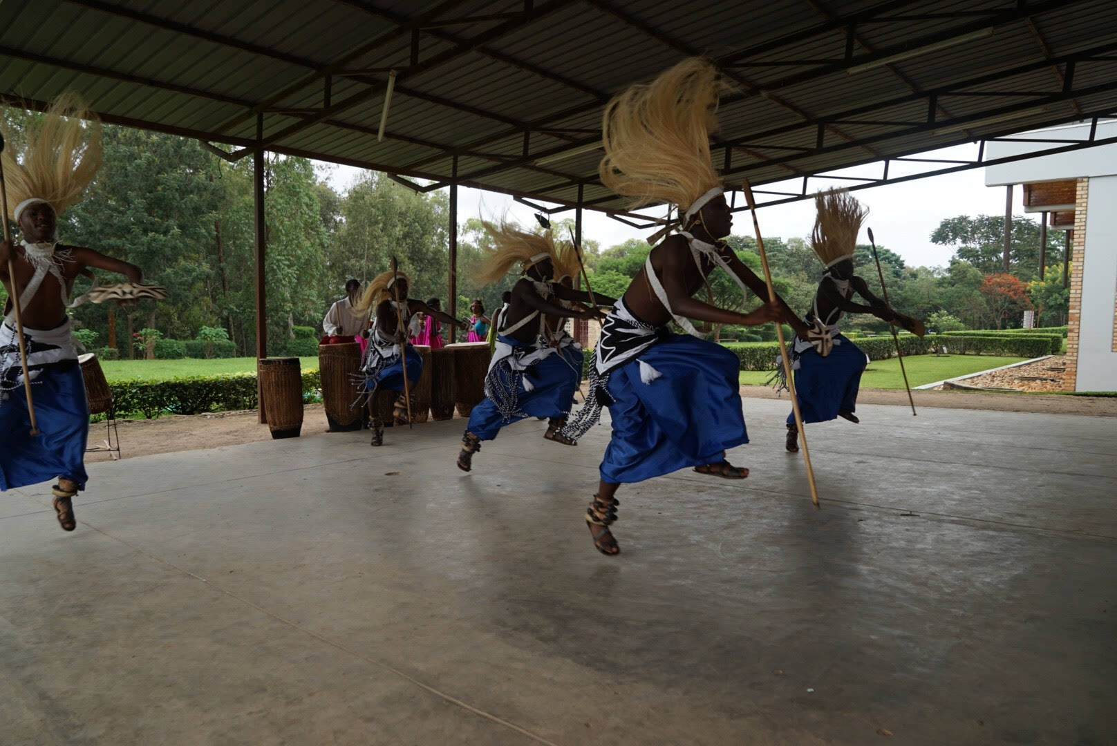 行走40国:与非洲卢旺达人一起跳舞迎五一