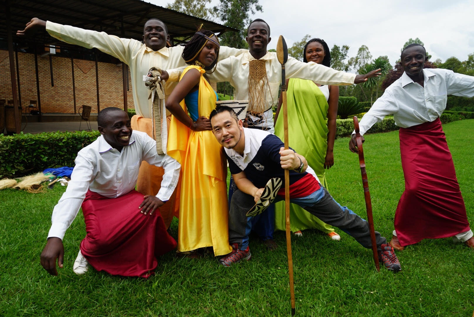 行走40国:与非洲卢旺达人一起跳舞迎五一
