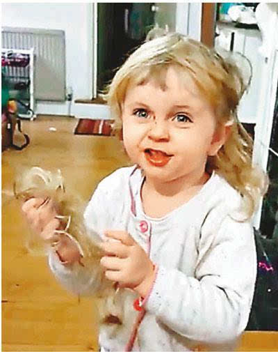英国诞生了一名小发型师 2岁女童嫌刘海太长