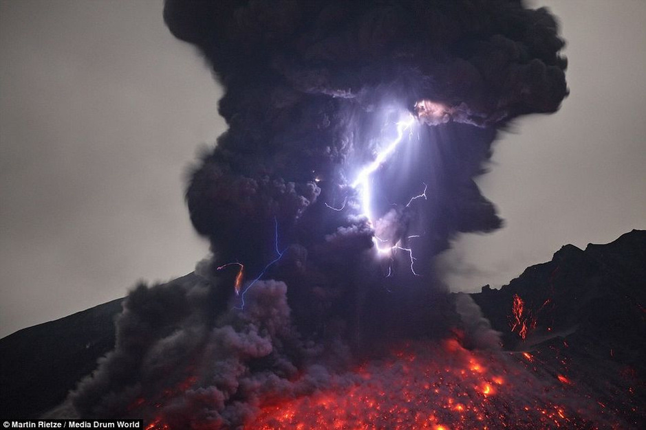 日本鹿儿岛樱岛火山,火山喷发瞬间雷电与火山喷发的完美结合.