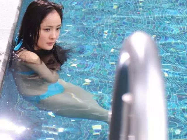 在电影《八星抱喜》中,身穿水蓝色泳装的杨幂在泳池中浅笑嬉戏,花哥看