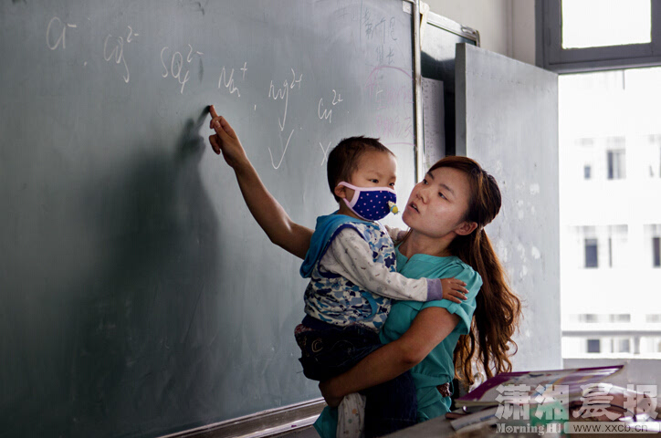 湖南教师张薇、以色列大学教授抱孩子上课 感